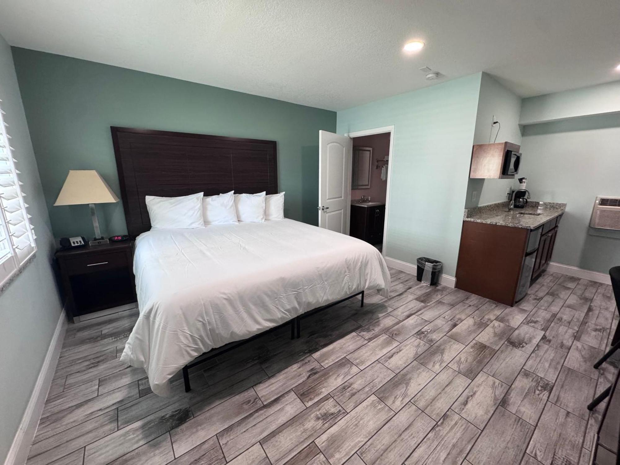Standard King Room,1714106108:JPEG